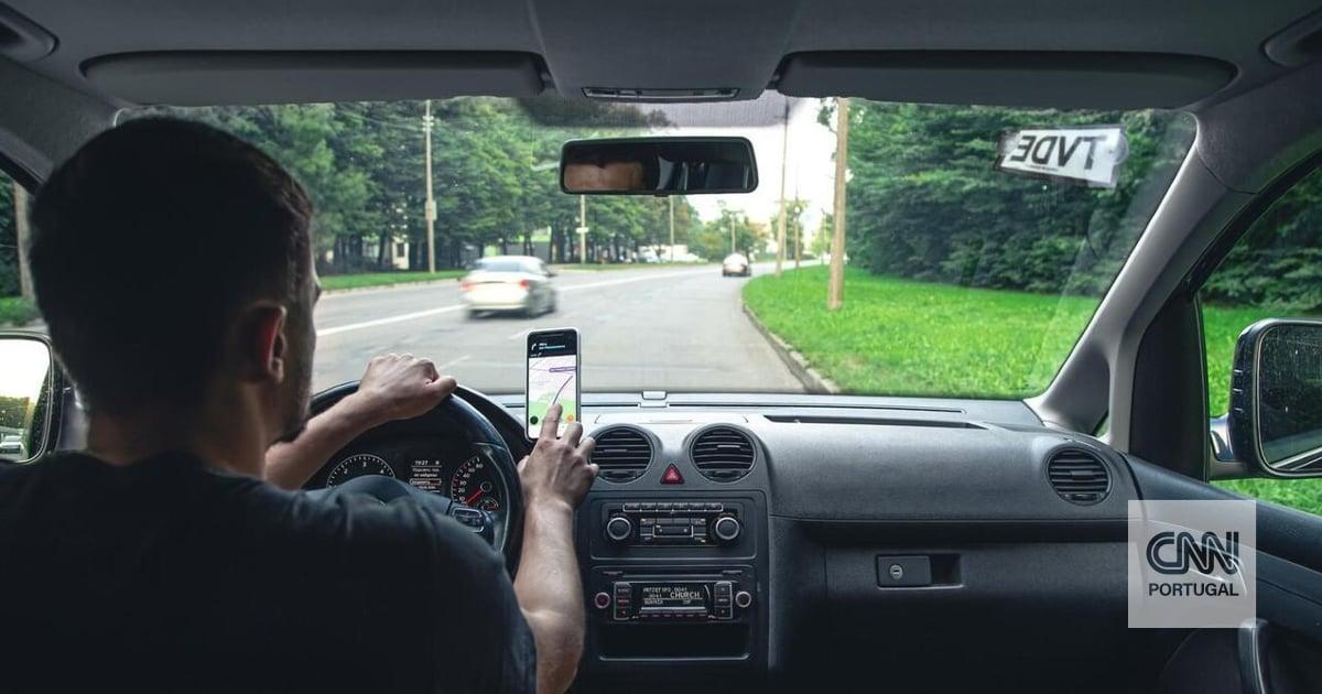 Motoristas da Uber e Bolt querem aumentar os preços e criticam as empresas por não o permitirem