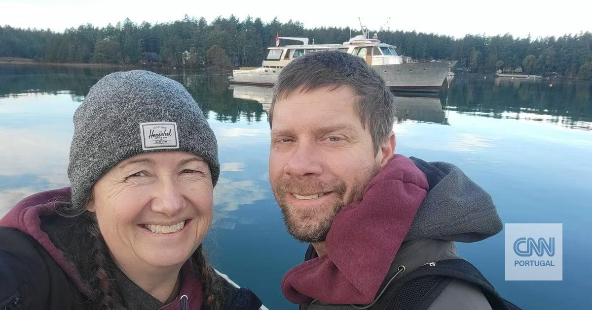 Este casal tentou comprar um iate de luxo e acabaram com um barco cheio de mofo. Agora, é a sua casa flutuante