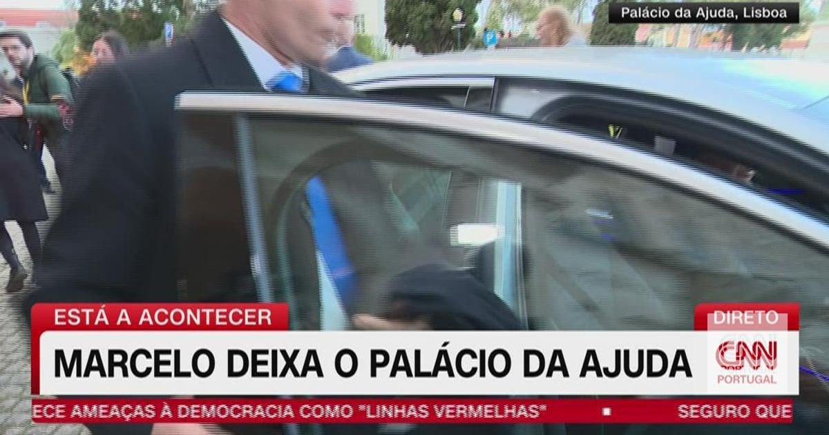 A última ‘selfie’ de Marcelo Rebelo de Sousa é com os jornalistas - e recusa-se a responder a perguntas: "nada, nada, nada"