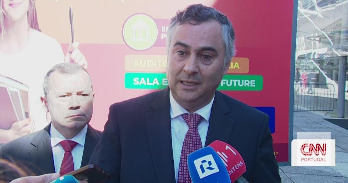 Ministro da Educação lembra que diretores têm "responsabilidade no controlo de atividades" dentro das escolas