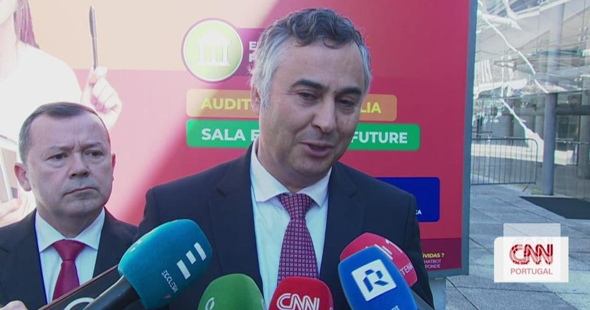 Ministro pondera alargar proibição de telemóveis ao terceiro ciclo no próximo ano letivo