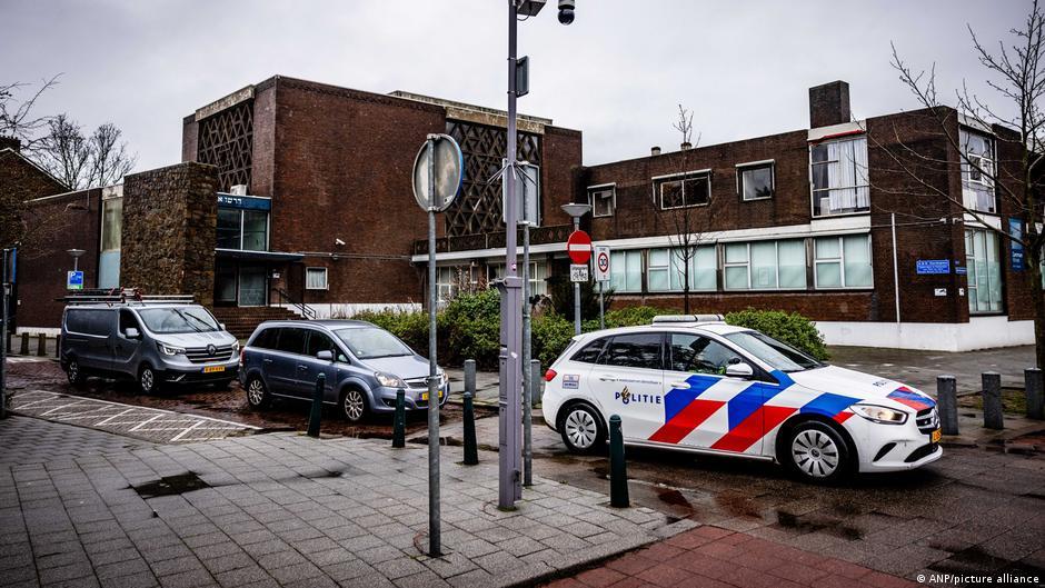 Dutch police investigate Rotterdam synagogue fire