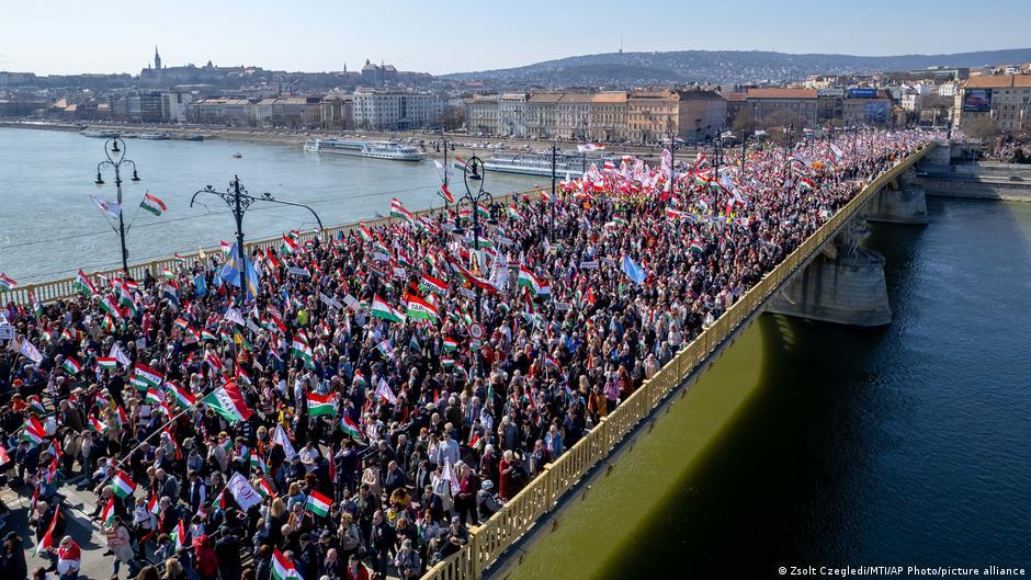 Hungary's rival parties hold parallel rallies ahead of vote