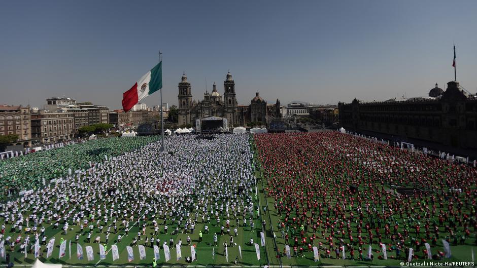 Mexico City sets world record for largest soccer class